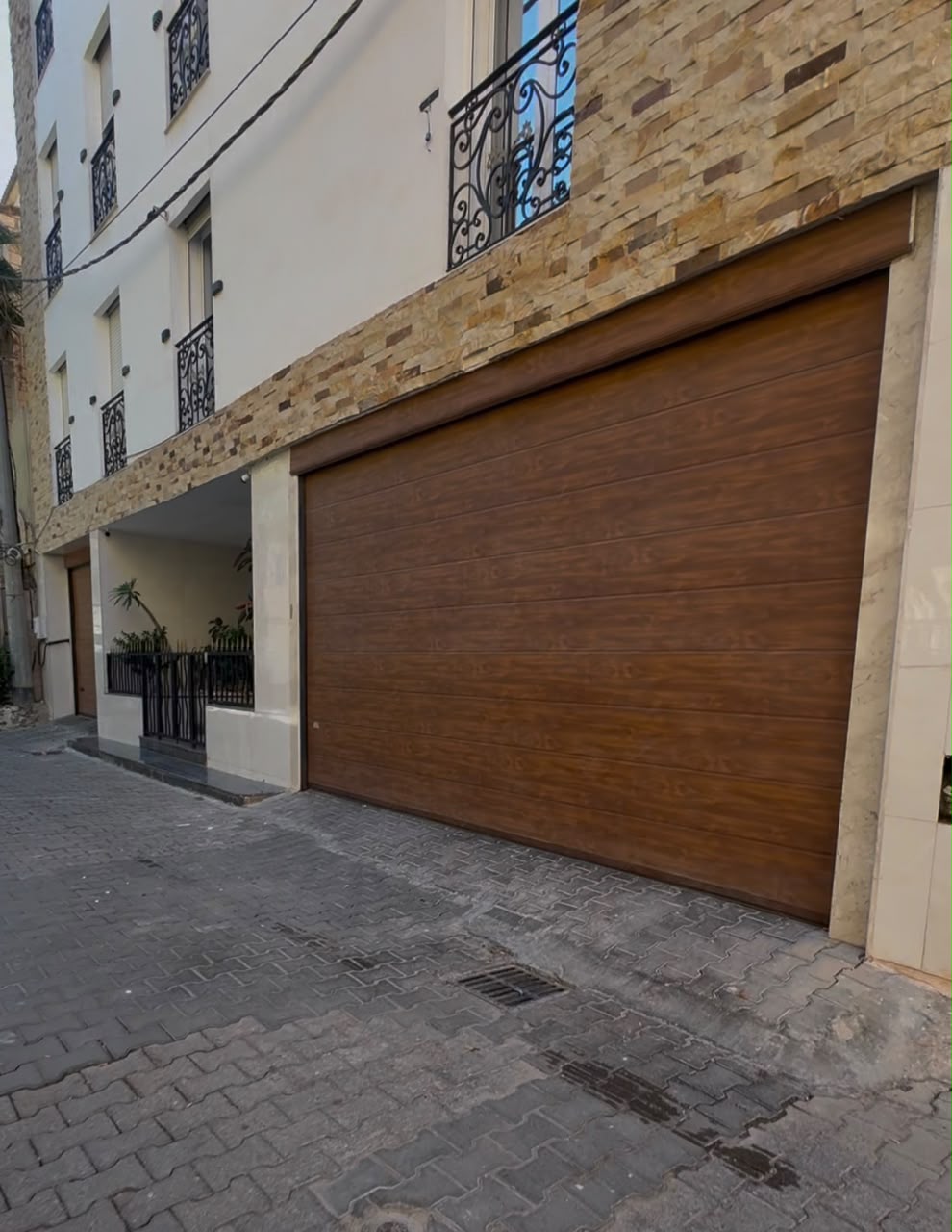 Porte industrielle pour usine et entreprise